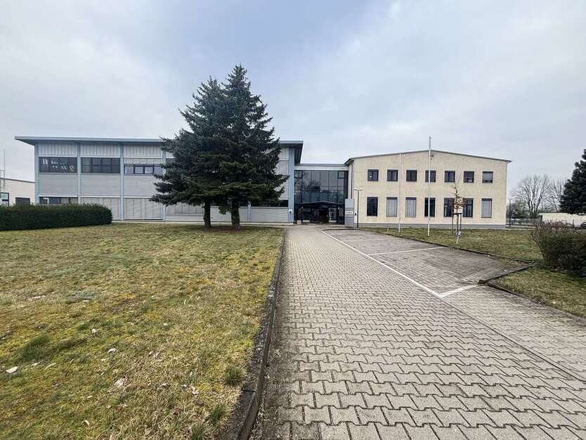 Büro in Zossen 1.380 € 253 m²