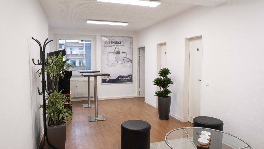 Renovierter Büroraum zur Untervermietung mit Gemeinschaftsflächen - All-in-Miete