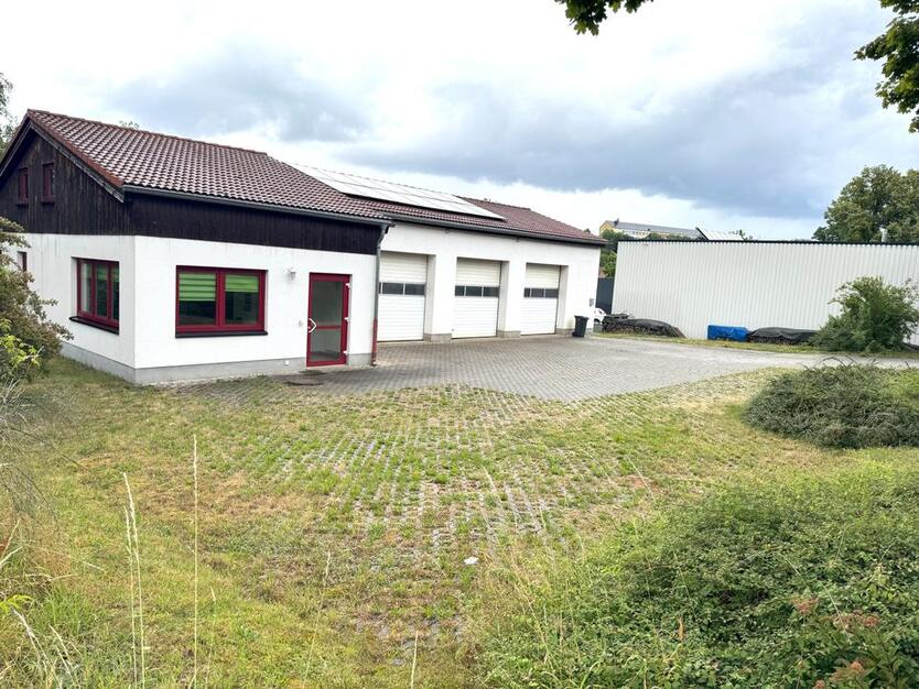 Gewerbehalle - Parkplätze in ruhiger Lage – großz. Einfahrt, Solar – ab 09.2025 zu vermieten!