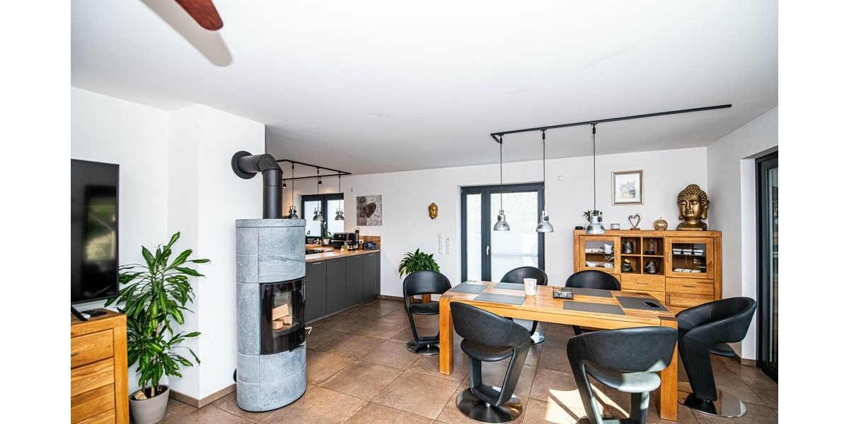 Neuwertiges Einfamilienhaus mit Kamin, PV-Anlage und Energieeffizienz A+ - Einfamilienhaus Cham / Vilzing Vilzing | Angebot:26786340