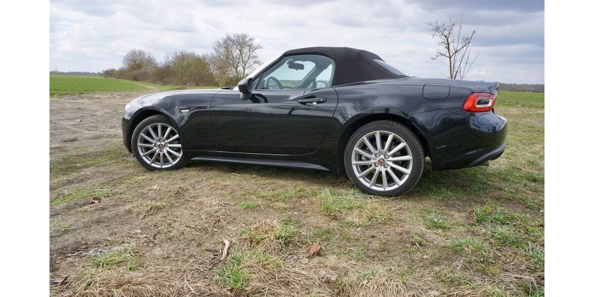 Fiat 124 Spider 15.000 km 24.400 &euro; Berlin 10178