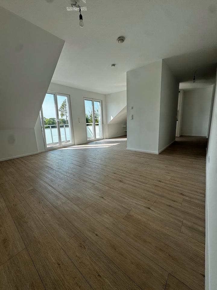 Exklusive 3 Zi DG Wohnung mit Küche und Balkon-FBH-Dusche-Wanne