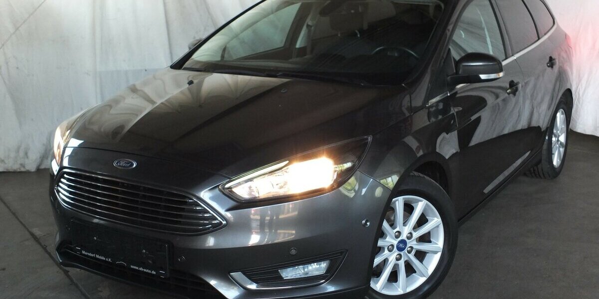 Ford Focus TITANIUM WM26: NAVI KLIMAAUT EINPARKHILFE 134.288 km 6.998 &euro; Köln 50858