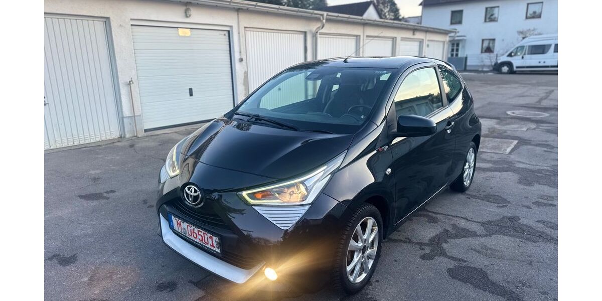 Toyota Aygo (X) 71.216 km 9.200 &euro; München 81929