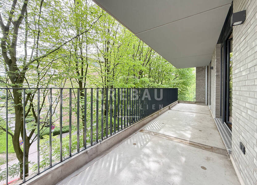 Urban mit Fahrstuhl und zwei PKW-Stellplätzen: Exklusive 3-Zimmer-NeubauWohnung mit großem Balkon