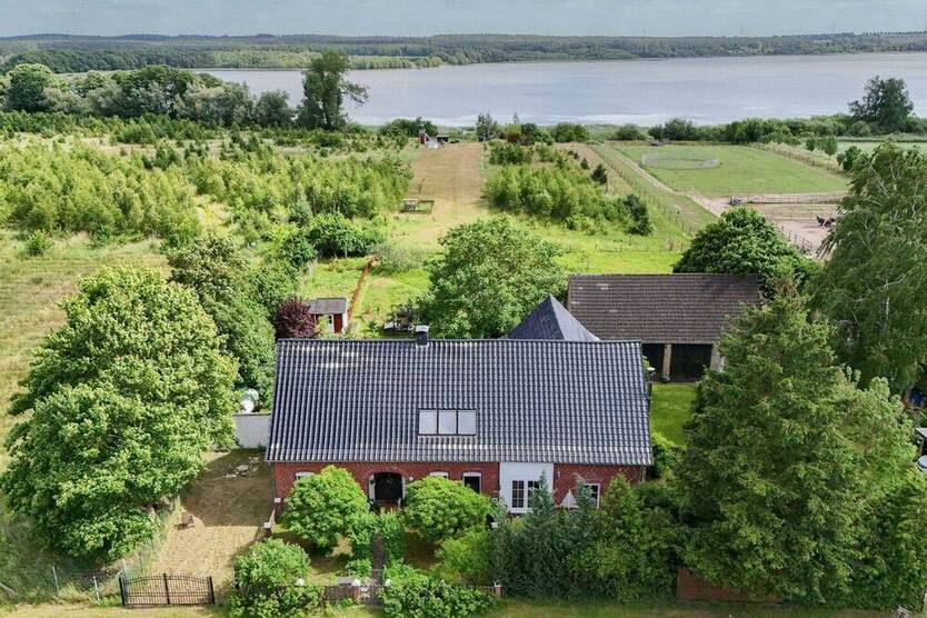 Natur pur und Seezugang: Großes EFH auf 4 Hektar Land in Feldrandlage am Barniner See