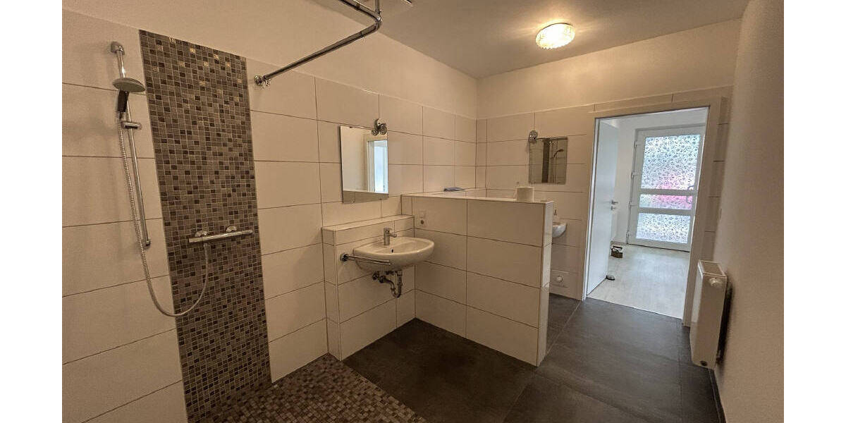 Keine Käuferprovision ! Helle Erdgeschosswohnung mit überdachtem Eingang, Terrasse und Stellplatz 2 zimmer