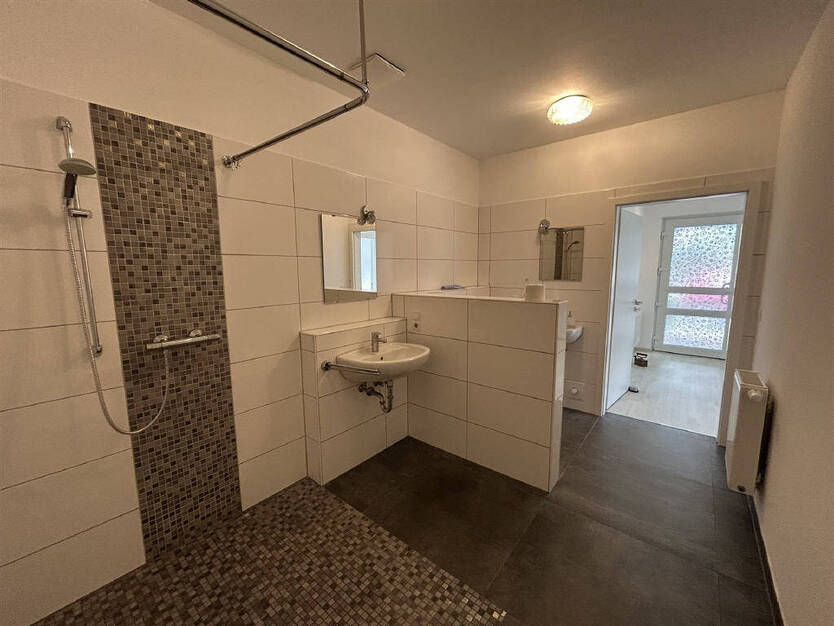 Keine Käuferprovision ! Helle Erdgeschosswohnung mit überdachtem Eingang, Terrasse und Stellplatz 2 zimmer