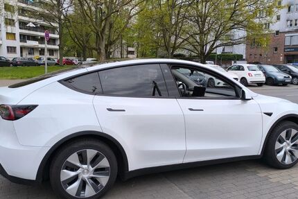 Tesla Model Y 18.000 km 32.600 € Düsseldorf 40591