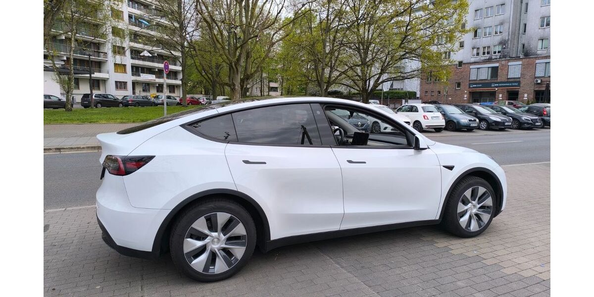 Tesla Model Y 18.000 km 32.600 € Düsseldorf 40591
