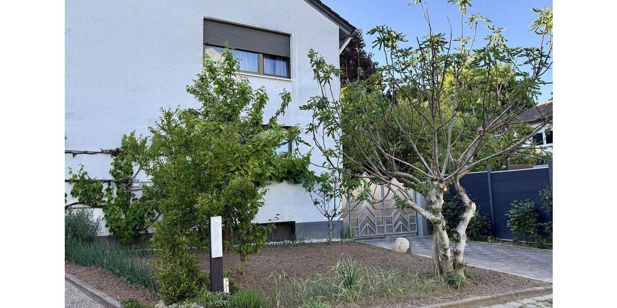 Freistehendes, vielseitig nutzbares Zweifamilienhaus mit großem Garten 9 zimmer