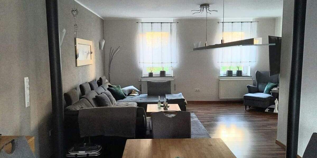 Wohnhaus in Top Zustand (kernsaniert + renoviert) mit Balkon, Terrasse, Garten und Garage (+ bei Ausbau DG ca.40 m² Wfl) in Rodalben-Waldrandlage 4 zimmer