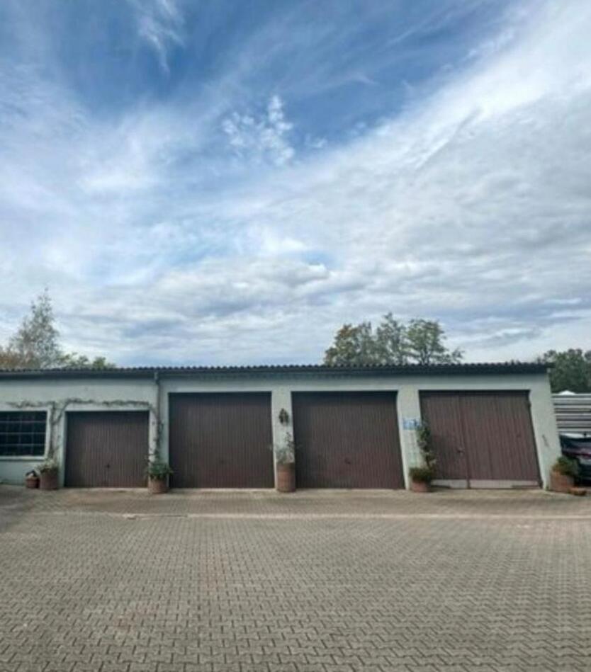 Geräumige Großgarage mit Lagerfläche
