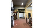 Lagerhalle mit überdachter Ladezone und großem Außenbereich. zimmer