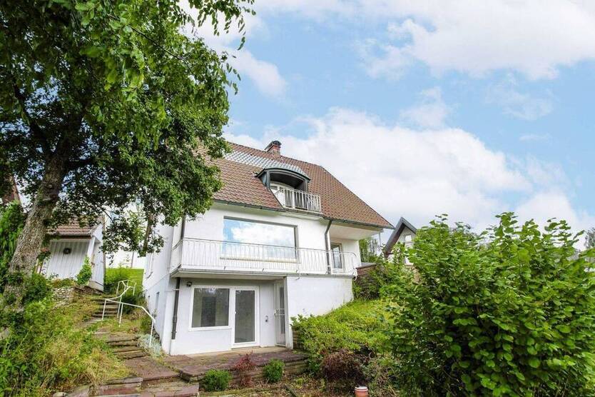 Sofort wohlfühlen: Lichtdurchflutetes 6-Zi.-Architektenhaus in idyllischer Lage in Sankt Georgen
