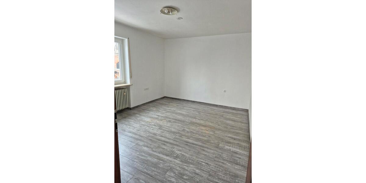 Erdgeschoßwohnung Regenstauf - 4 Zimmer, 124 m&sup2;, 1.000&euro; | Angebot:25126685