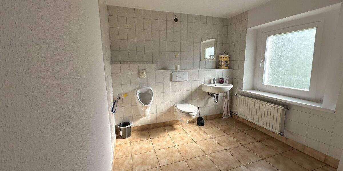 Vielseitige Gewerbeimmobilie in zentrale Lage von Zwickau: 210 m² Büro- Lager- Werkstattfläche 7 zimmer