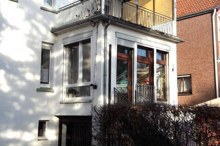Zum Verkauf bieten wir an: ein großes Wohnhaus (Altbau) mit 3 Wohnungen und 2 Garagen in stadtnaher Wohnlage