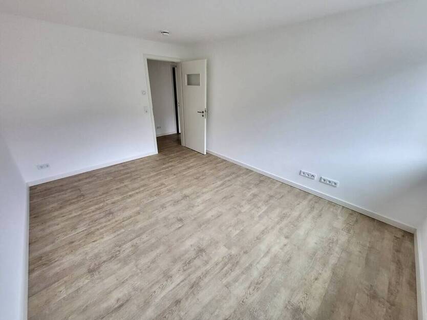 Exklusiv: Sanierte 3-Zi.-Wohnung mit Carport, Aufzug, Balkon & traumhaftem DOM-Blick am Mühlenteich