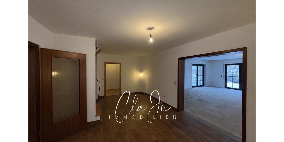 In Renovierung: Großzügige Erdgeschosswohnung mit Garten und Carport 4 zimmer