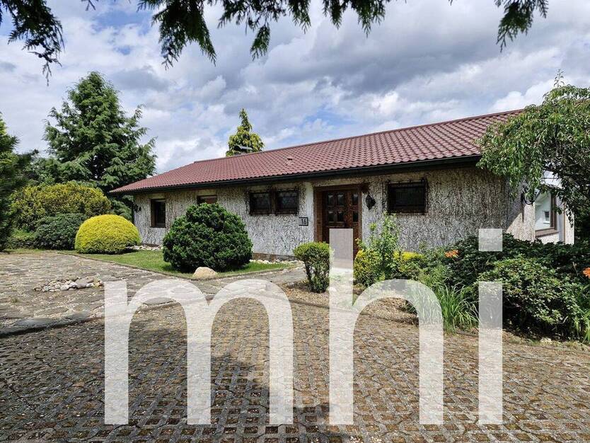 Much Hündekausen: Kleiner Bungalow mit 2 Garagen für die kleine Familie. 4 zimmer