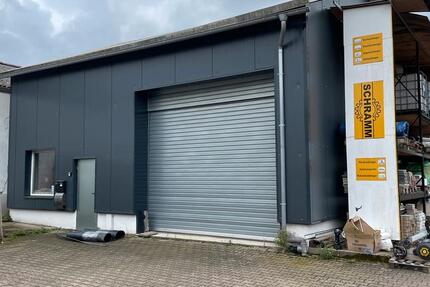kleine Halle mit Büro und WC zimmer