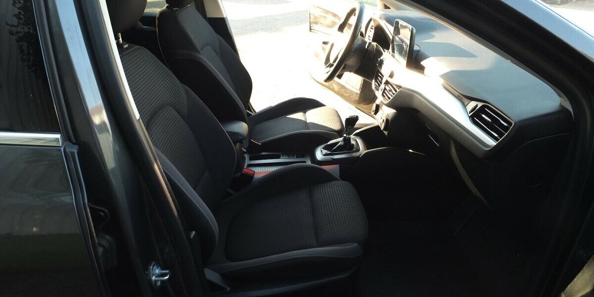 Ford Focus NAVI BLUETOOTH SHZ PARCTRONIC 1 HAND 131.112 km 10.908 &euro; Köln 50858