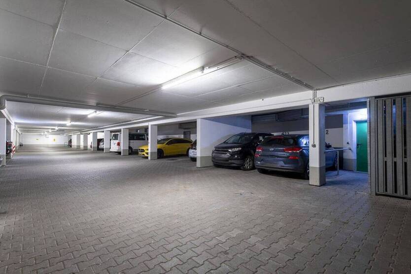 Schöne, helle 2-Zimmer-Wohnung mit Tageslichtbad und Balkon sowie Tiefgarage in Bogenhausen