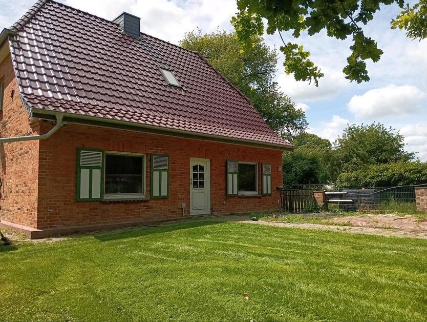 Großes Einfamilienhaus auf großem Grundstück und Nebengebäuden zimmer