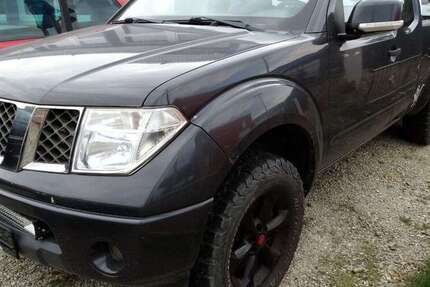 Nissan Navara 200.000 km 7.950 &euro; Vlotho 32602