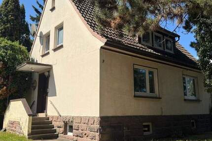 Zentral gelegenes Ein-bis Zweifamilienhaus mit großem Garten 4 zimmer