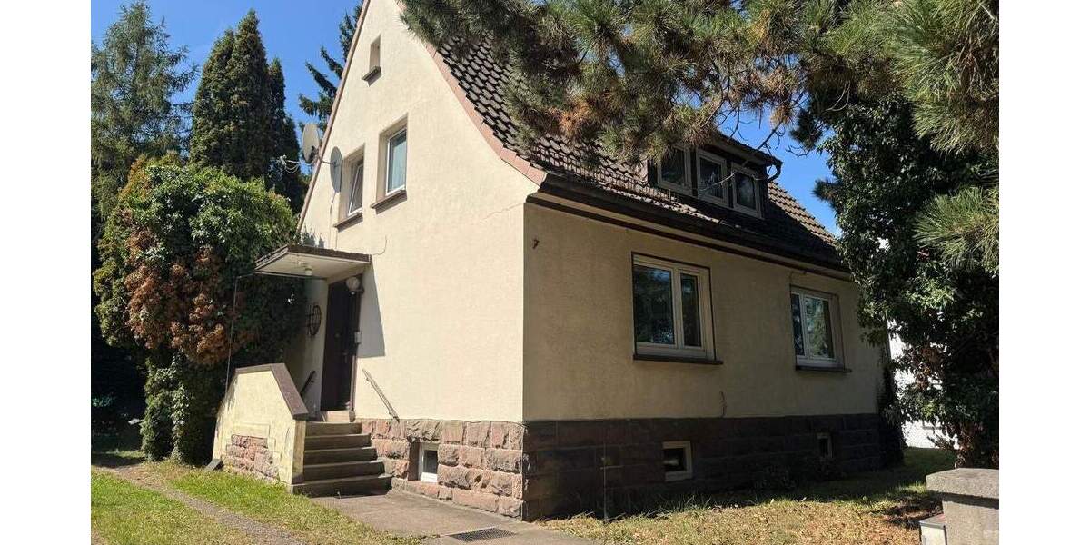 Zentral gelegenes Ein-bis Zweifamilienhaus mit großem Garten 4 zimmer