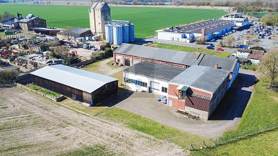 HALLENKOMPLEX MIT FREIFLÄCHEN UND WIESE