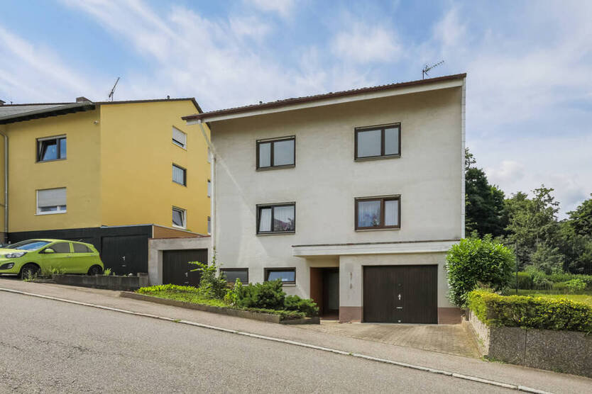 Teilvermietetes 2-Familien-Haus in PF-Mäurach mit Potenzial, schönem Garten und 2 Garagen!