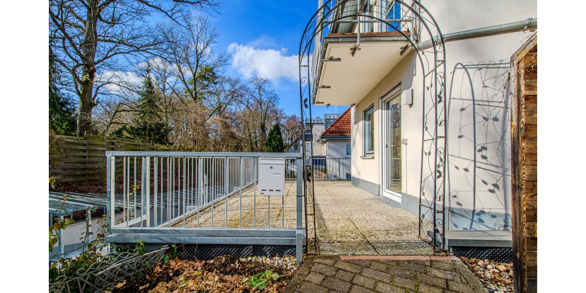 NEU SANIERT – KOMPLETT NEUES BAD MIT WANNE & FENSTER – NEUER BODENBELAG – GROSSE SONNENTERRASSE - Maisonettenwohnung Moritzburg Radebeul | Angebot:25440590