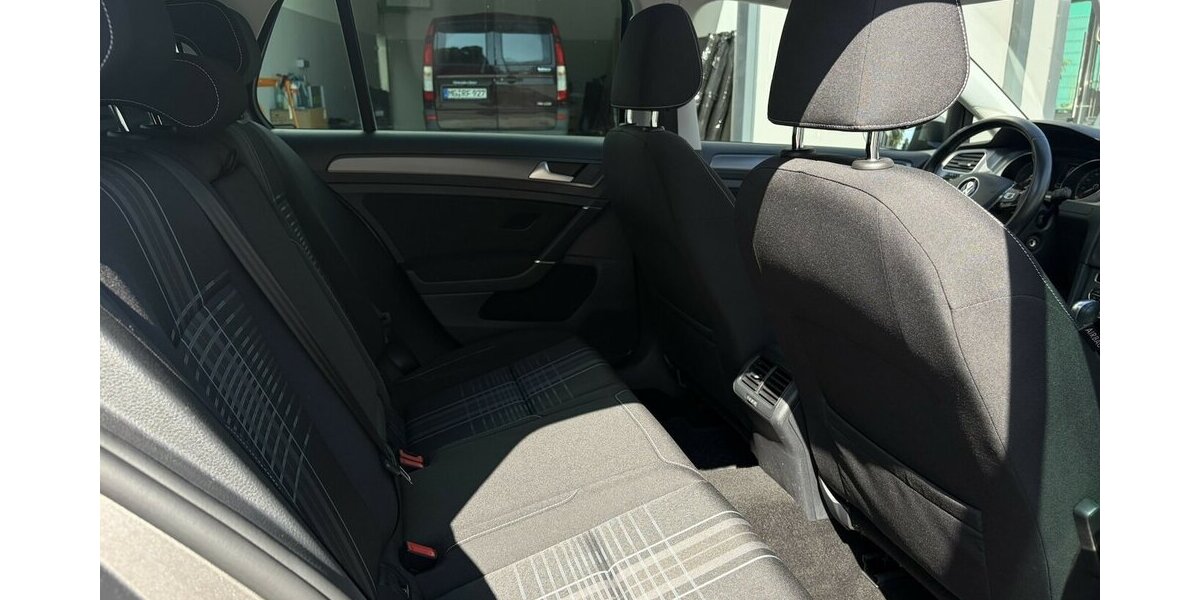 VW Golf Lounge BMT / Panorama / AHK / Navi / Xenon 130.000 km 14.890 &euro; Mönchengladbach 41066