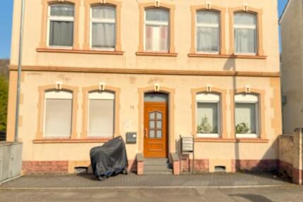 Freistehendes 5-Parteienhaus mit Potential