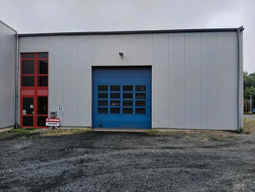 Halle beheizt mit Büro und Lagerbühne