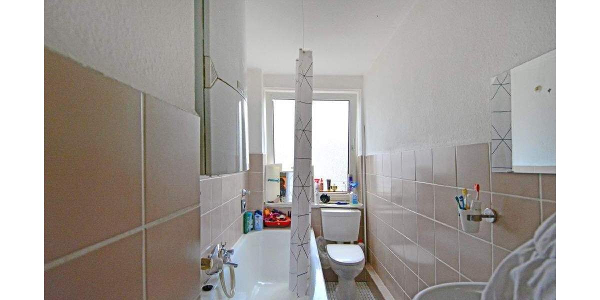 MFH mit 16 Wohneinheiten und 12 Stellplätzen; Eckgrundstück an 2 Straßen, KS-Schillerviertel 3 zimmer