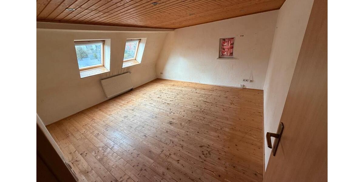 Dachgeschoßwohnung Herrenberg - 5 Zimmer, 105 m&sup2;, 1.350&euro; | Angebot:26385544