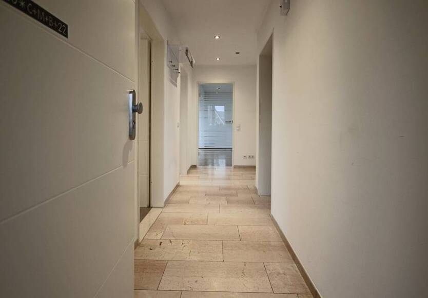 2-Zimmer-Wohnung mit Dachterrasse und Kfz-Stellplatz