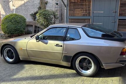 Porsche 944