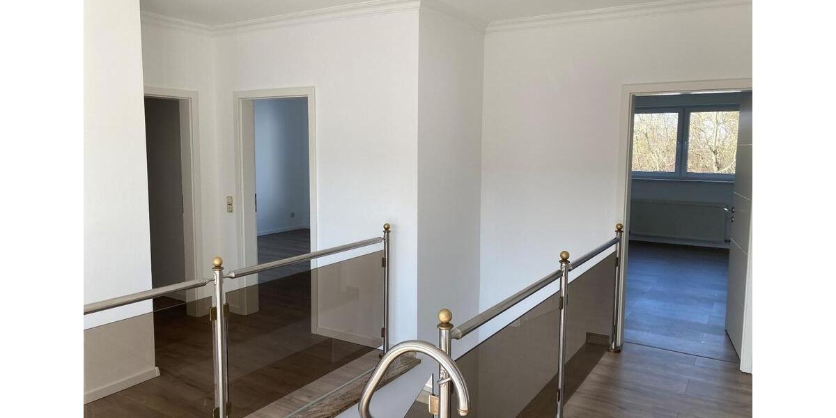 Geräumige, preiswerte 6-Zimmer-Doppelhaushälfte mit geh. Innenaus 6 zimmer