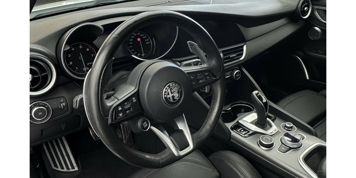 Alfa Romeo Giulia 2.0 Veloce Q4 Turbo Panoramadach Xenon 43.300 km 32.540 &euro; Lich 35423