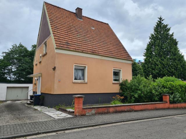 Gepflegtes freistehendes Einfamilienhaus mit großem Grundstück und 3 Garagen - Einfamilienhaus Bexbach | Angebot:26991721