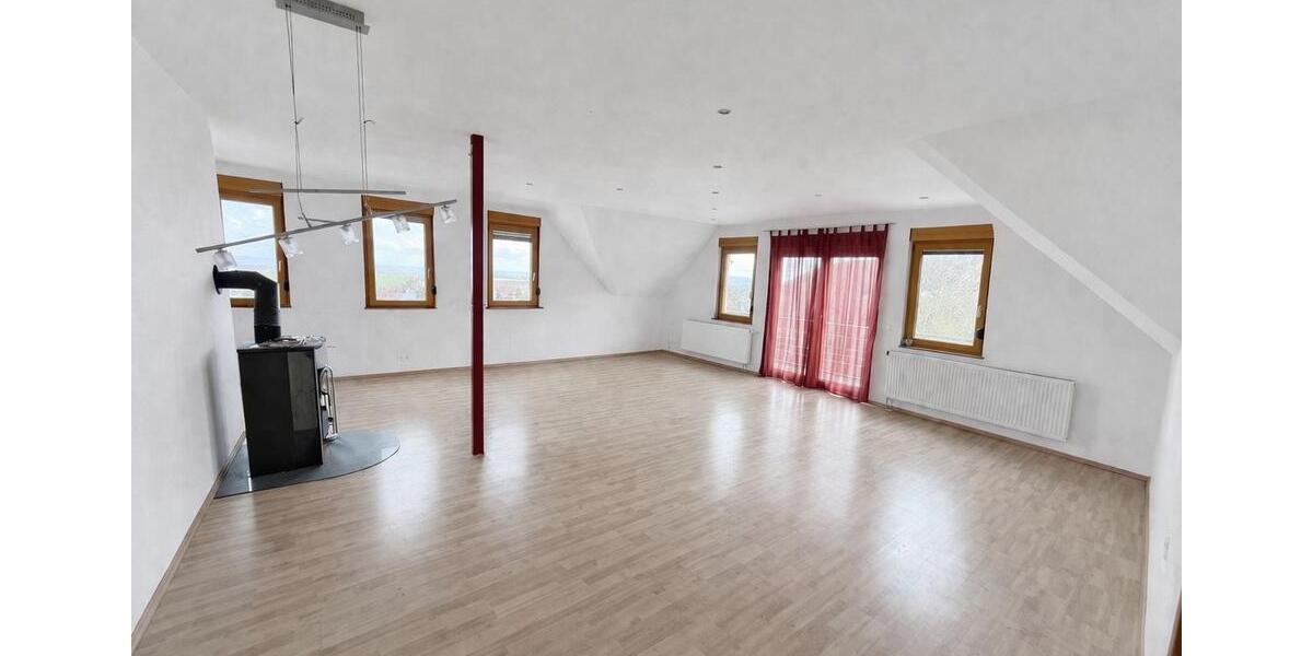 Dachgeschoßwohnung Drei Gleichen - 4 Zimmer, 111 m&sup2;, 1.000&euro; | Angebot:26006872