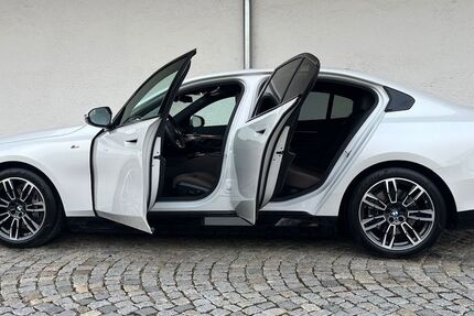 BMW i5 12.705 km 52.990 &euro; München 81245