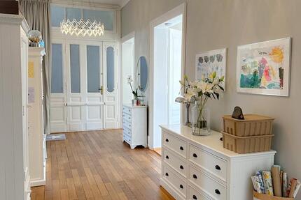 Westend-Juwel in Bestlage: Lichtdurchfluteter, kernsanierter Altbau mit Kamin, Stuckdecken, etc. 4 zimmer