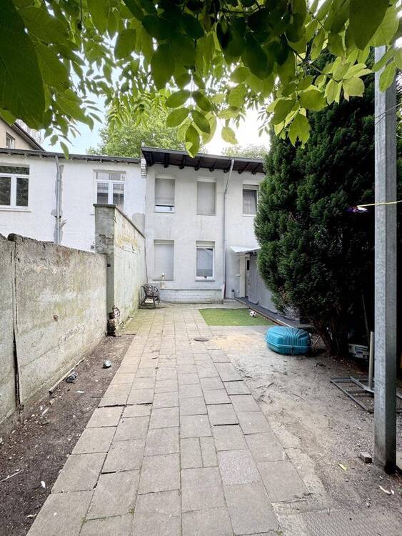 6 Wohnungen & 1 Ladenlokal. Balkone & Garagen. Liebevoll gepflegt & modernisiert.