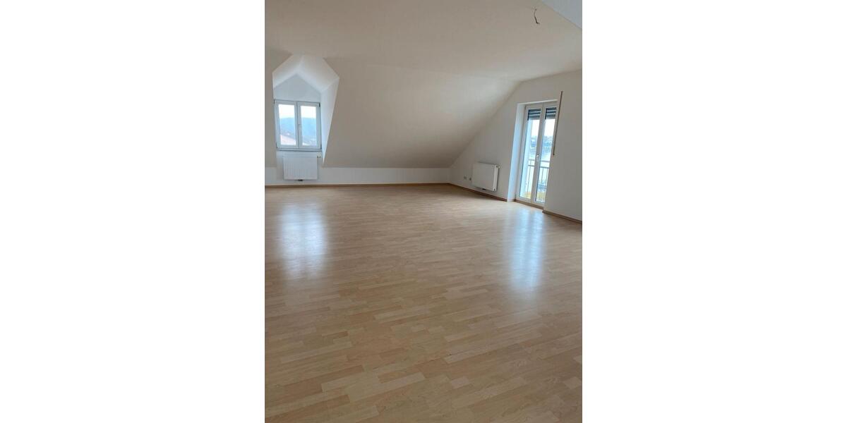 Dachgeschoßwohnung Roding - 4 Zimmer, 135 m&sup2;, 700&euro; | Angebot:25058112